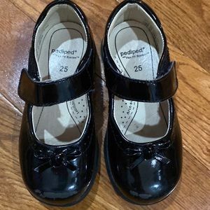 Pediped toddler black patent Mary Janes, size 25 (about 8.5)